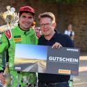 Für den Sieg in Wertungsprüfung 13 wurde Marijan Griebel von DRM-Serienkoordinator Timo Lewerenz mit der Pirelli Power Stage ausgezeichnet